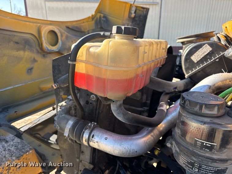 image for item DW6707 2004 Chevrolet C7500 oil distributor truck