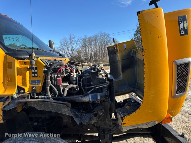 image for item DW6707 2004 Chevrolet C7500 oil distributor truck