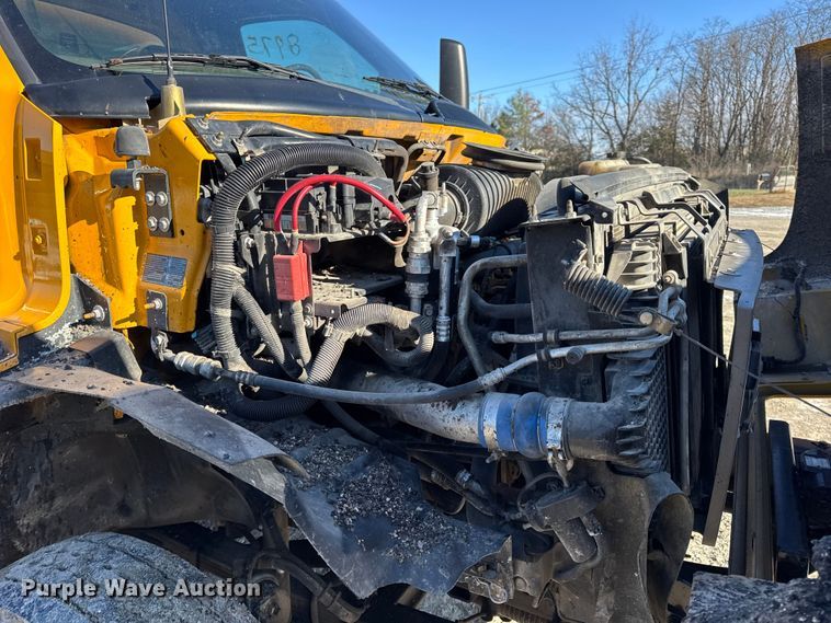 image for item DW6707 2004 Chevrolet C7500 oil distributor truck