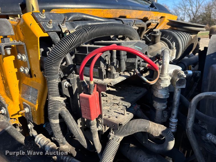 image for item DW6707 2004 Chevrolet C7500 oil distributor truck