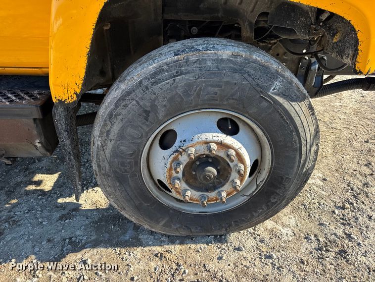 image for item DW6707 2004 Chevrolet C7500 oil distributor truck