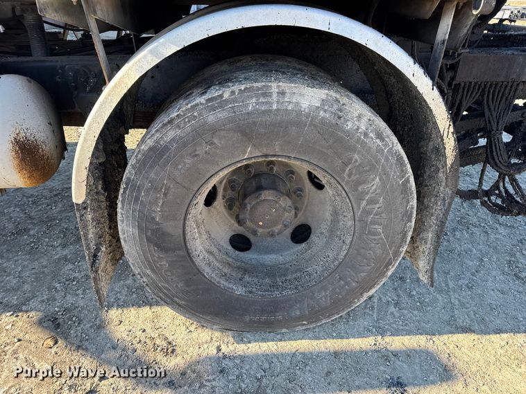 image for item DW6707 2004 Chevrolet C7500 oil distributor truck