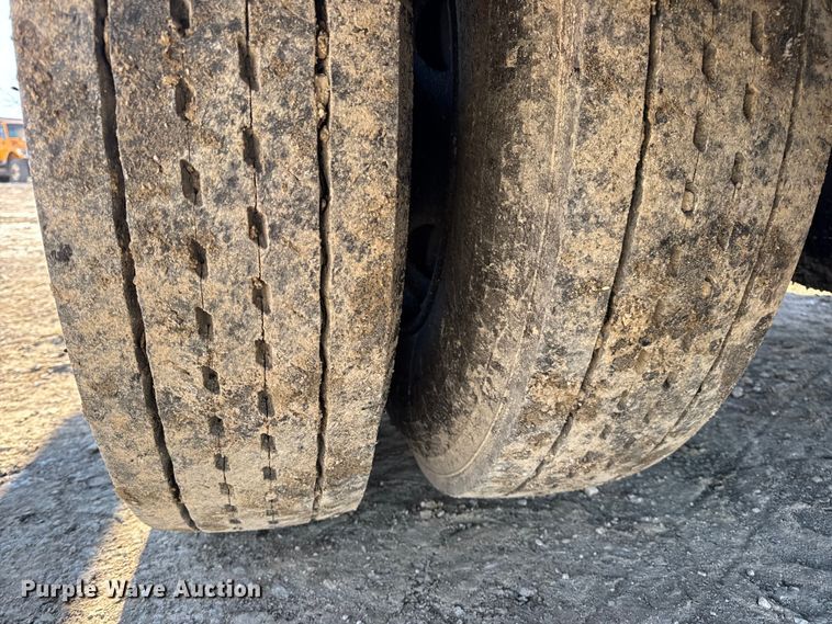 image for item DW6707 2004 Chevrolet C7500 oil distributor truck