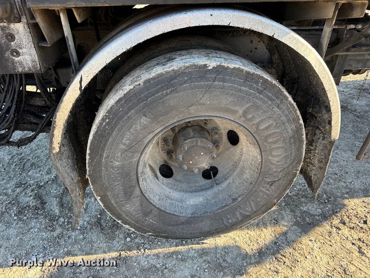 image for item DW6707 2004 Chevrolet C7500 oil distributor truck