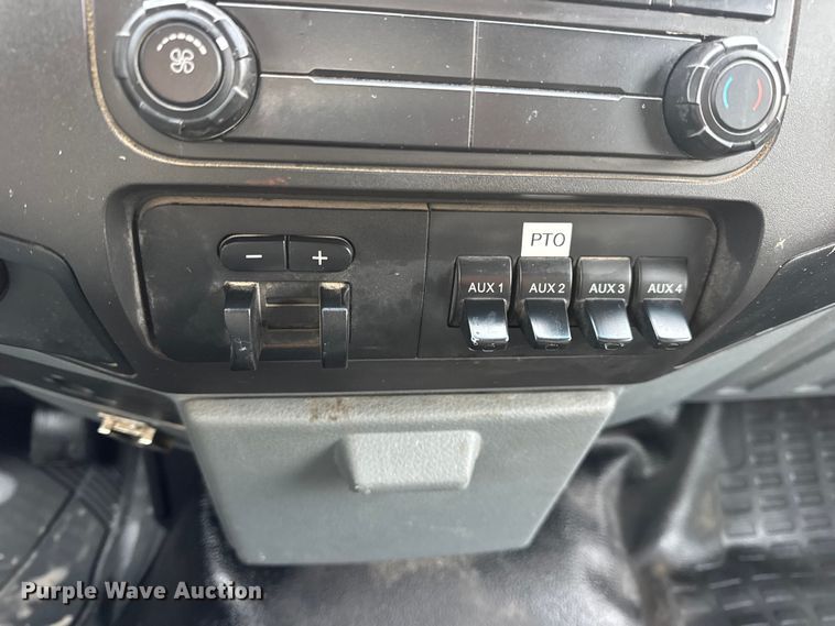 image for item DW6711 2013 Ford F450 Super Duty XL flatbed truck