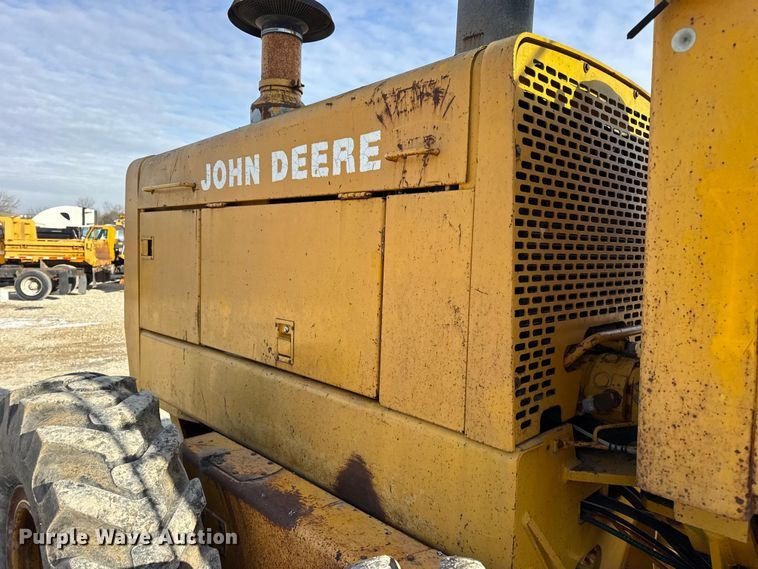 image for item DW6713 1992 John Deere 770B motor grader