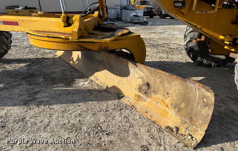 image for item DW6713 1992 John Deere 770B motor grader