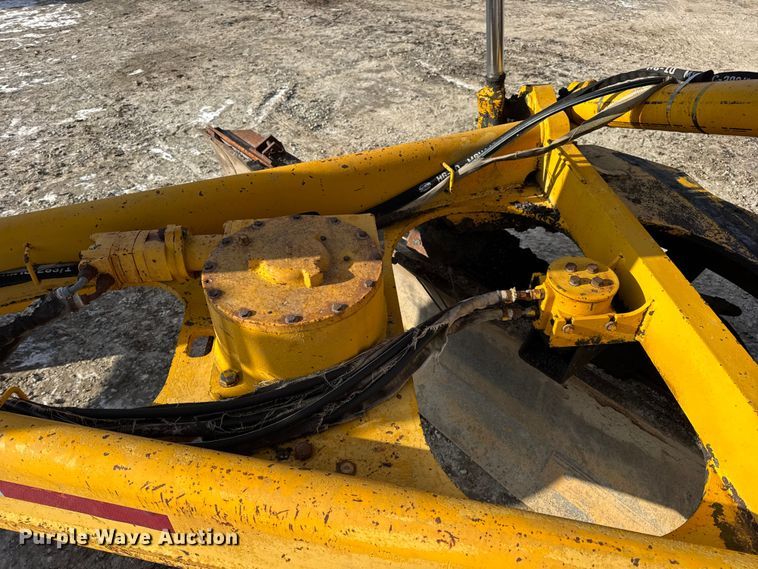 image for item DW6713 1992 John Deere 770B motor grader