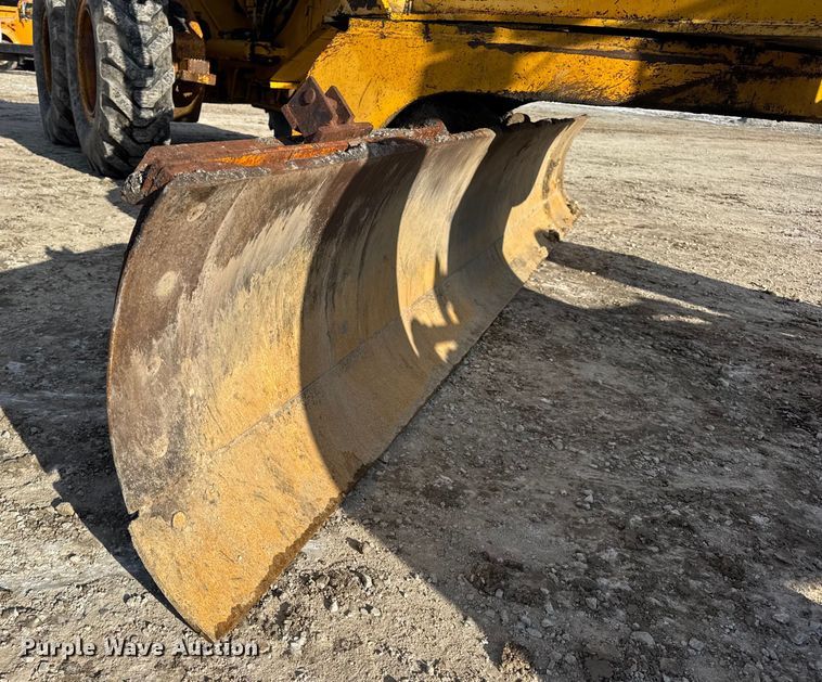 image for item DW6713 1992 John Deere 770B motor grader