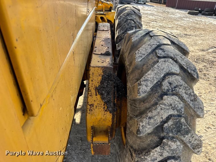 image for item DW6713 1992 John Deere 770B motor grader