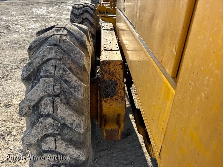 image for item DW6713 1992 John Deere 770B motor grader