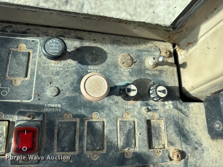 image for item DW6713 1992 John Deere 770B motor grader