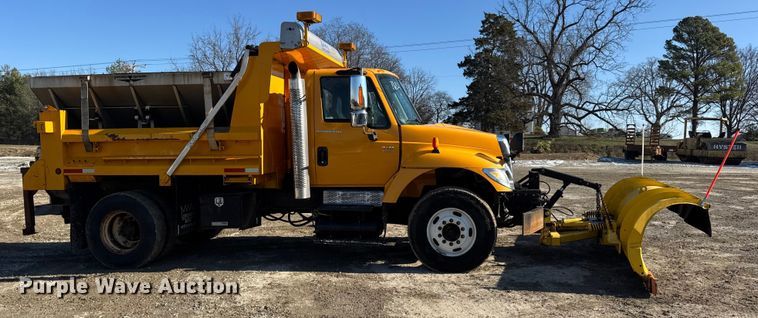 image for item DW6715 2006 International 7400 dump truck