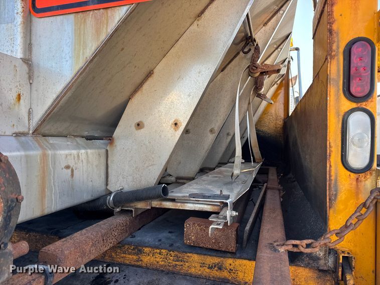 image for item DW6715 2006 International 7400 dump truck