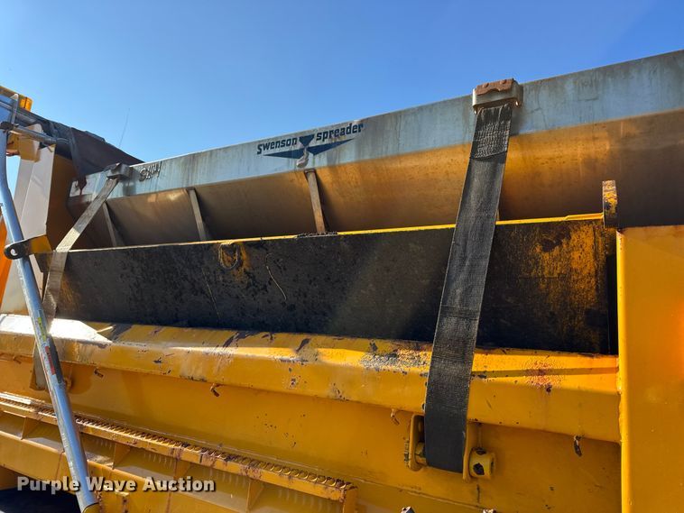 image for item DW6715 2006 International 7400 dump truck