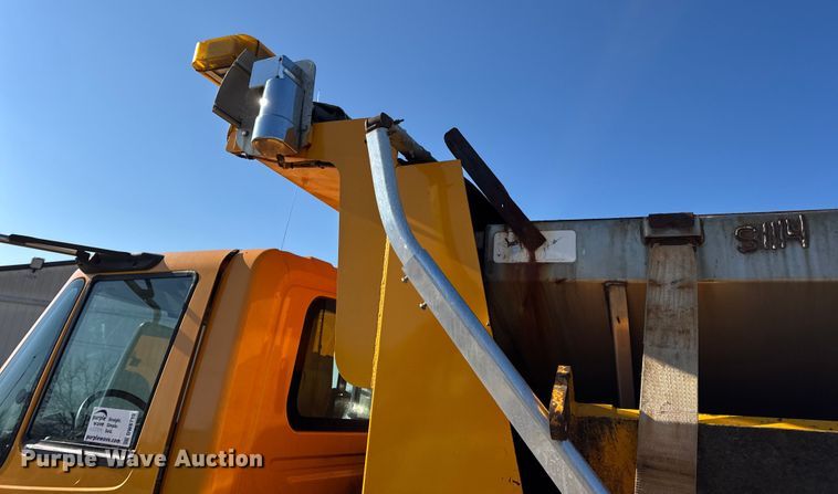 image for item DW6715 2006 International 7400 dump truck