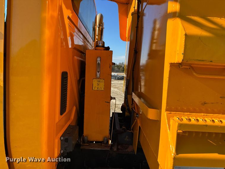 image for item DW6715 2006 International 7400 dump truck