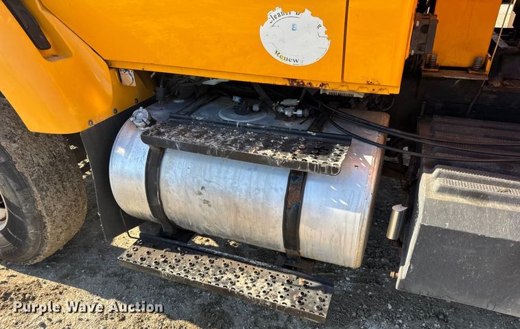 image for item DW6715 2006 International 7400 dump truck