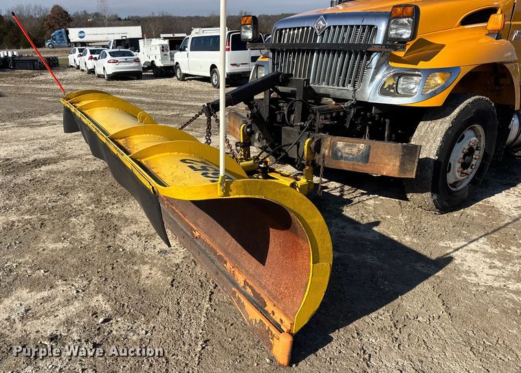 image for item DW6715 2006 International 7400 dump truck