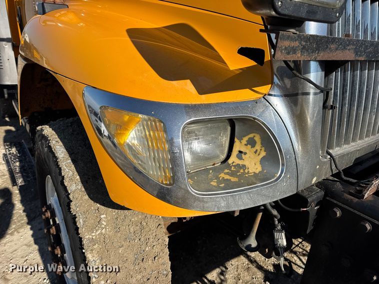 image for item DW6715 2006 International 7400 dump truck