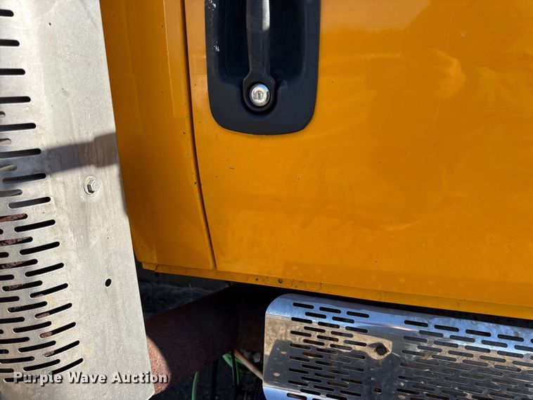 image for item DW6715 2006 International 7400 dump truck