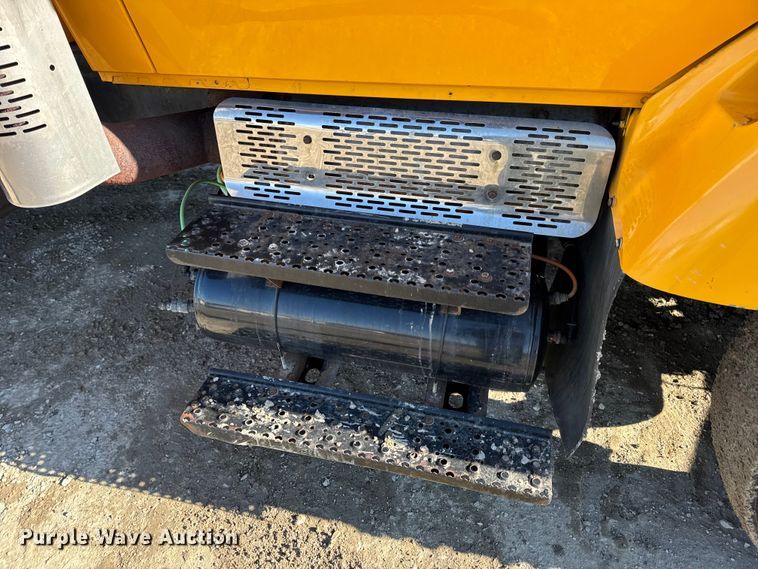 image for item DW6715 2006 International 7400 dump truck