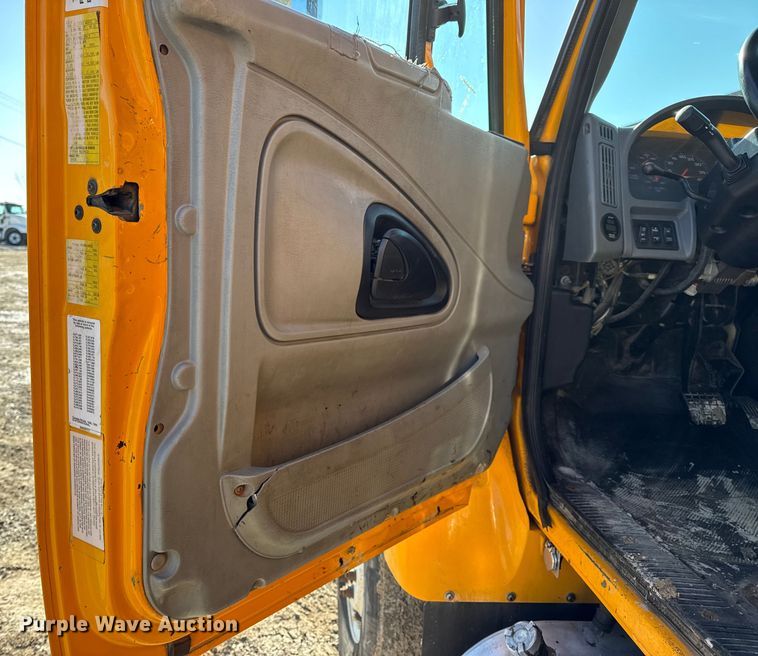 image for item DW6715 2006 International 7400 dump truck