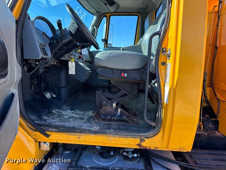 image for item DW6715 2006 International 7400 dump truck