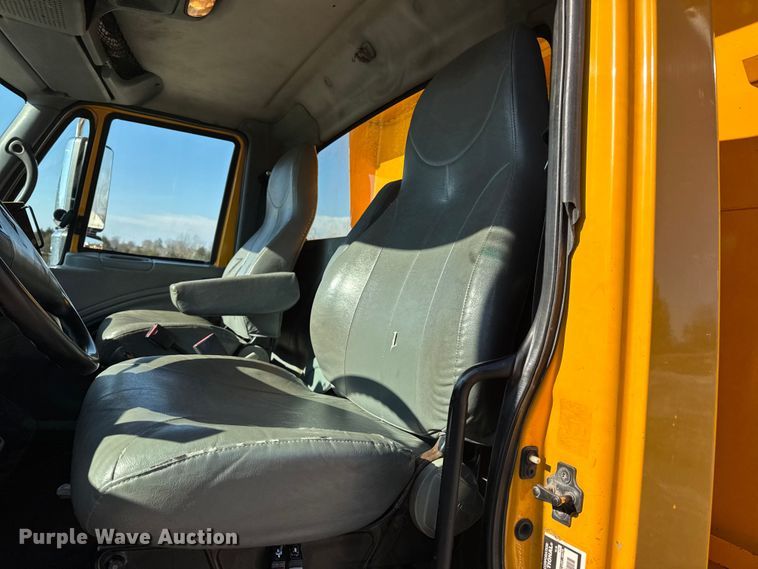 image for item DW6715 2006 International 7400 dump truck