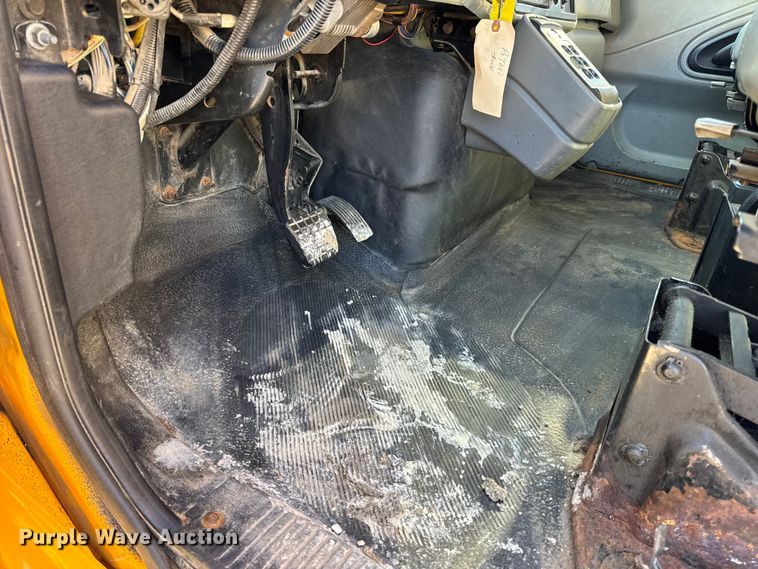 image for item DW6715 2006 International 7400 dump truck