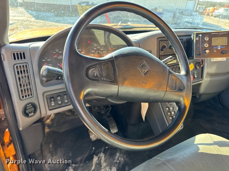 image for item DW6715 2006 International 7400 dump truck