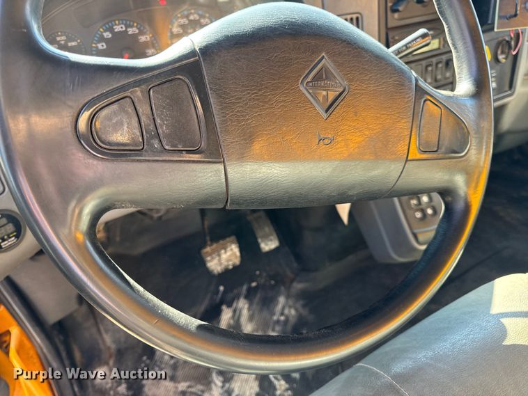 image for item DW6715 2006 International 7400 dump truck