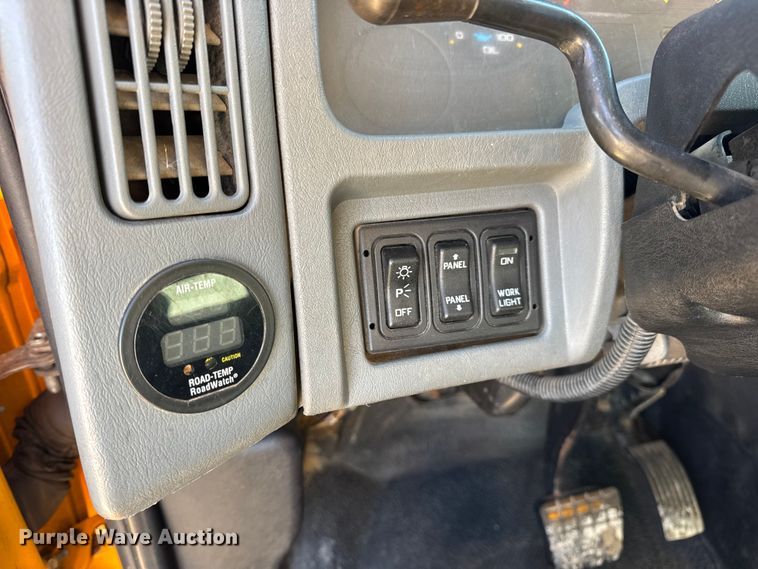 image for item DW6715 2006 International 7400 dump truck