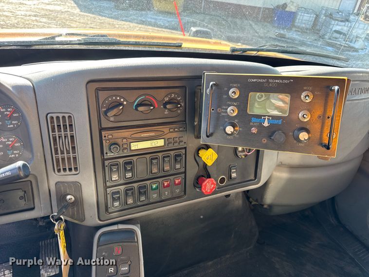 image for item DW6715 2006 International 7400 dump truck