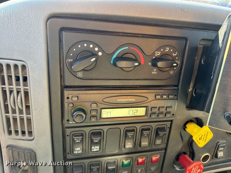 image for item DW6715 2006 International 7400 dump truck