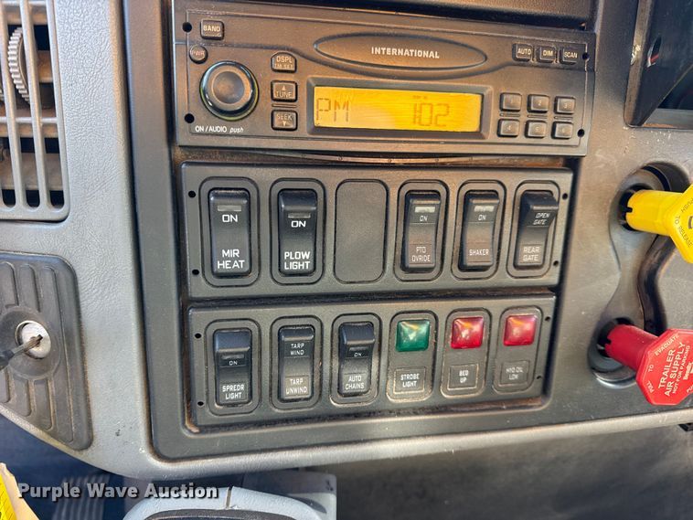 image for item DW6715 2006 International 7400 dump truck