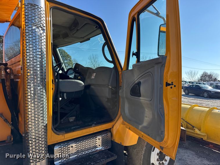 image for item DW6715 2006 International 7400 dump truck