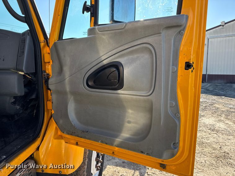 image for item DW6715 2006 International 7400 dump truck