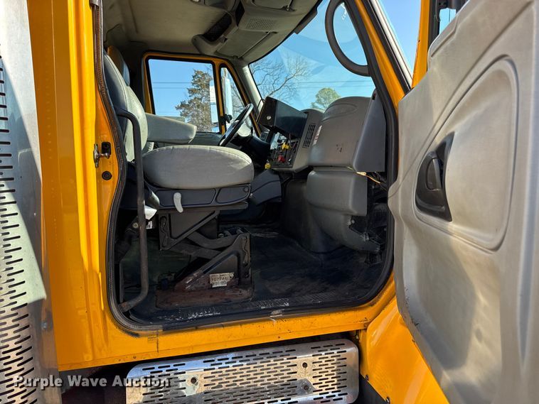 image for item DW6715 2006 International 7400 dump truck