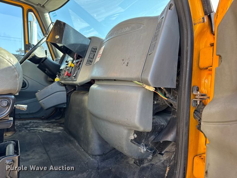 image for item DW6715 2006 International 7400 dump truck