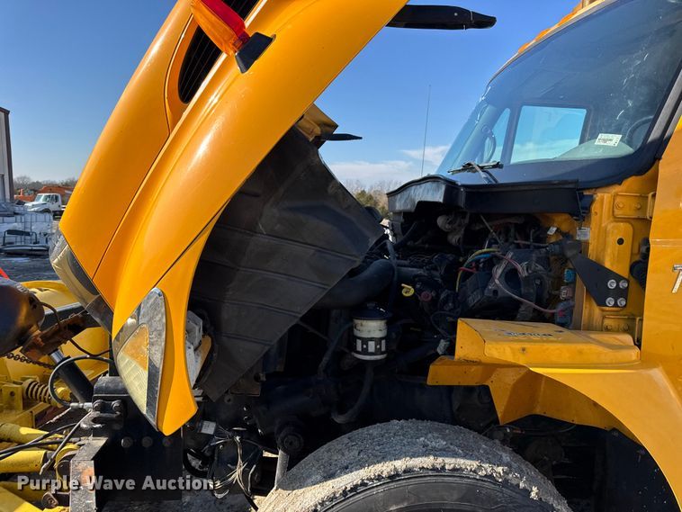 image for item DW6715 2006 International 7400 dump truck