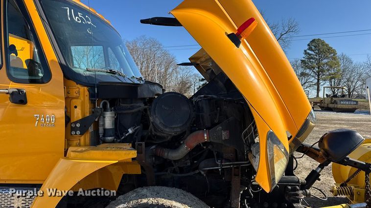 image for item DW6715 2006 International 7400 dump truck