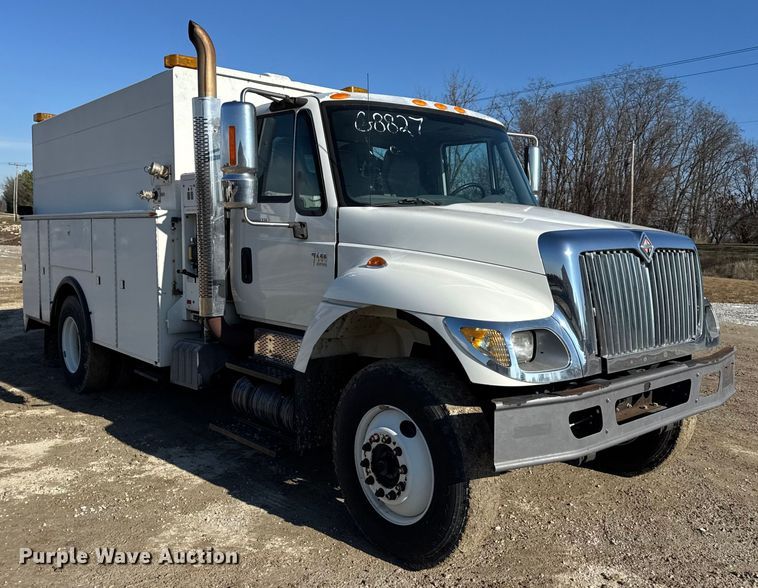 image for item DW6717 2003 International 7400 utility / service truck