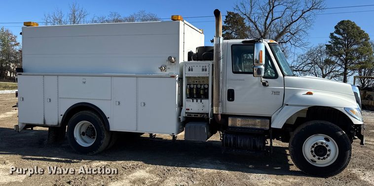 image for item DW6717 2003 International 7400 utility / service truck