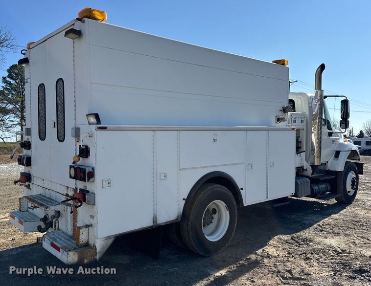 image for item DW6717 2003 International 7400 utility / service truck