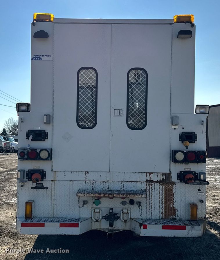 image for item DW6717 2003 International 7400 utility / service truck