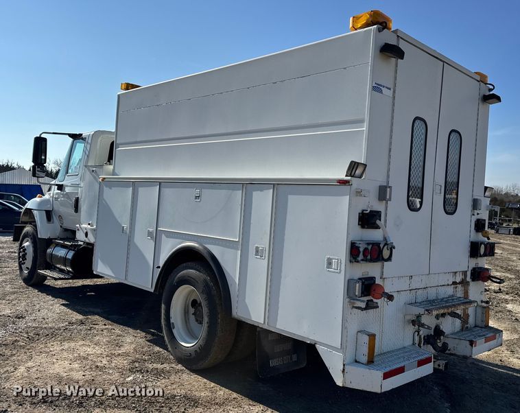 image for item DW6717 2003 International 7400 utility / service truck