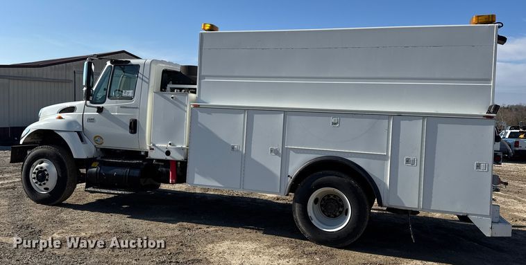 image for item DW6717 2003 International 7400 utility / service truck