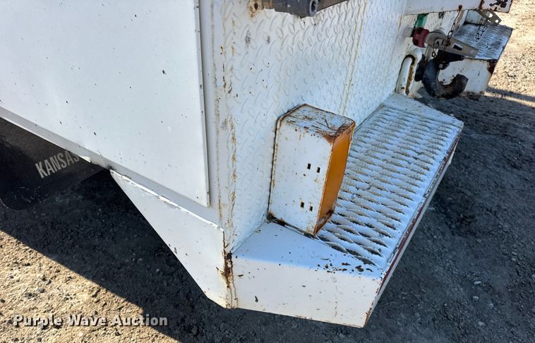 image for item DW6717 2003 International 7400 utility / service truck