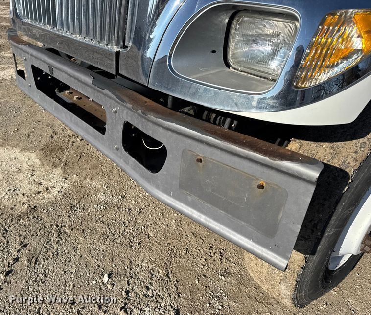 image for item DW6717 2003 International 7400 utility / service truck